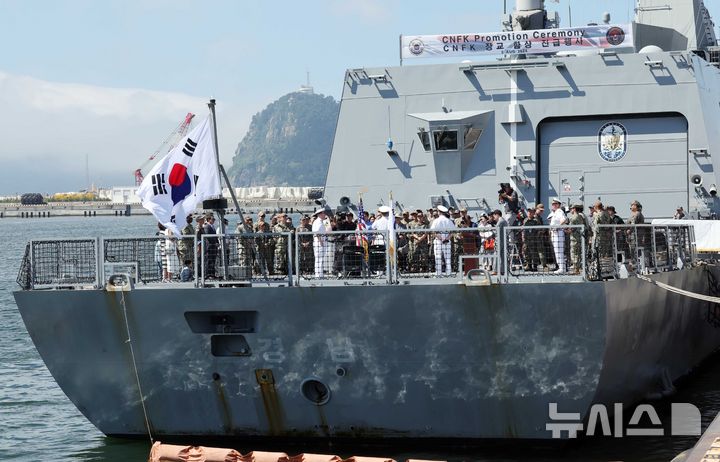 [부산=뉴시스] 하경민 기자 = 주한미해군사령부 진급식이 열린 2일 부산 남구 해군작전사령부 부산작전기지 부두에 정박 중인 신형 호위함 '경남함'(FFG-Ⅱ)에서 미 장교들이 진급 소감을 밝히고 있다.    대한민국 해군 함정에서 열린 미 해군 진급식은 한미 동맹 71년 역사상 이번이 최초다. 2024.08.02. yulnetphoto@newsis.com