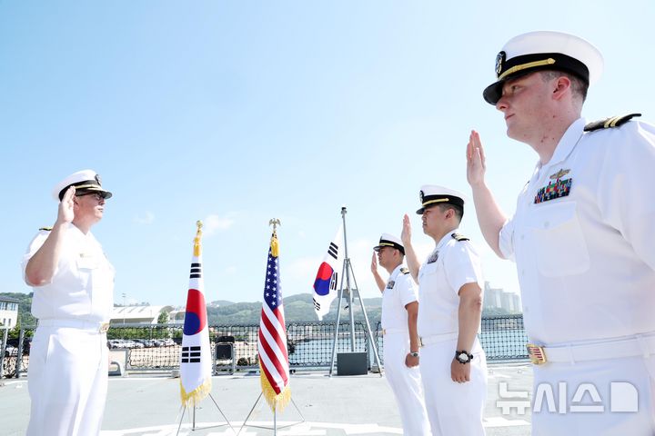 [부산=뉴시스] 하경민 기자 = 주한미해군사령부 진급식이 열린 2일 부산 남구 해군작전사령부 부산작전기지 부두에 정박 중인 신형 호위함 '경남함'(FFG-Ⅱ)에서 미 장교들이 진급 선서를 하고 있다.    대한민국 해군 함정에서 열린 미 해군 진급식은 한미 동맹 71년 역사상 이번이 최초다. 2024.08.02. yulnetphoto@newsis.com