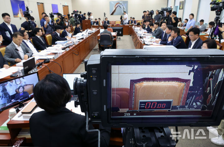 [서울=뉴시스] 조성우 기자 = 2일 오전 서울 여의도 국회에서 열린 과학기술정보방송통신위원회 전체회의에서 방통위 파행운영 및 방통위원장 의혹 검증을 위한 현안질의 불출석 사유서를 제출한 이진숙 방송통신위원장의 빈 자리가 중계 카메라 화면에 나오고 있다. 2024.08.02. xconfind@newsis.com