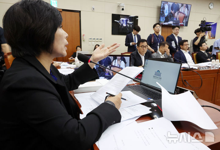 [서울=뉴시스] 조성우 기자 = 최민희 국회 과학기술정보방송통신위원회 위원장이 2일 오전 서울 여의도 국회에서 열린 과학기술정보방송통신위원회 전체회의에서 이진숙 방송통신위원장의 불출석과 관련해 방송통신위원회 직원들에게 질의하고 있다. 2024.08.02. xconfind@newsis.com