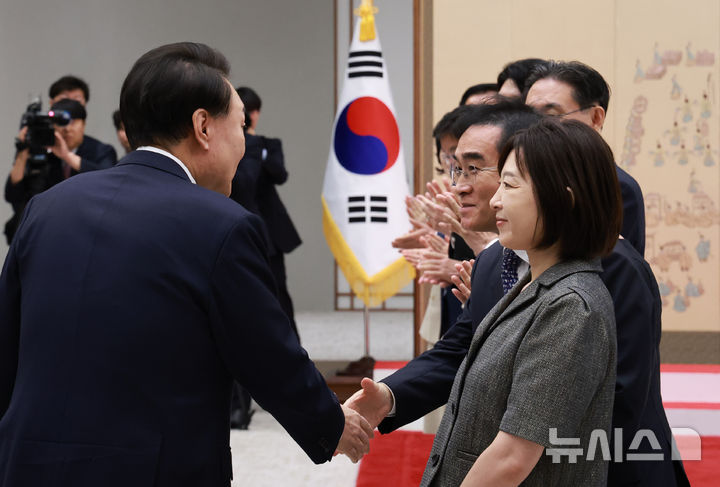 [서울=뉴시스] 최진석 기자 = 윤석열 대통령이 2일 서울 용산 대통령실 청사에서 열린 임명장 및 재외공관장 신임장 수여식에 입장하며 태영호 민주평화통일자문회의 사무처장 등과 인사를 나누고 있다. (대통령실통신사진기자단) 2024.08.02. myjs@newsis.com