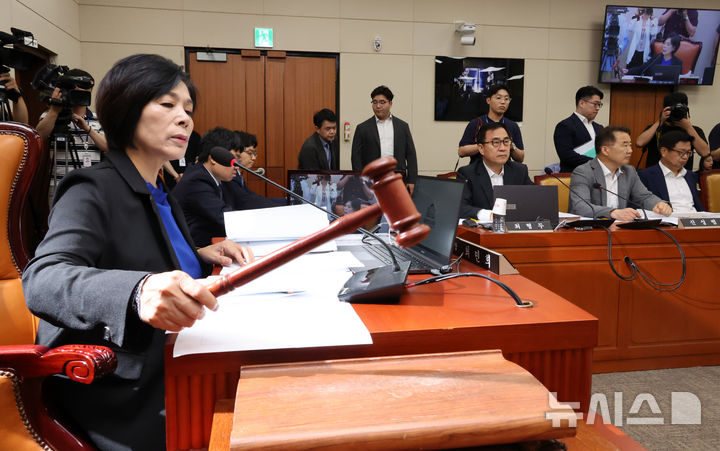 [서울=뉴시스] 조성우 기자 = 최민희 국회 과학기술정보방송통신위원회 위원장이 2일 오전 서울 여의도 국회에서 열린 과학기술정보방송통신위원회 전체회의에서 안건을 상정하며 의사봉을 두드리고 있다. 2024.08.02. xconfind@newsis.com