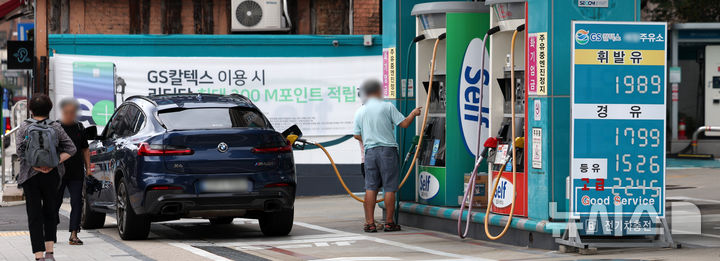 [서울=뉴시스] 김선웅 기자 = 지난 2일 서울의 한 주유소에서 휘발유·경유가 판매되고 있다. 2024.08.02. mangusta@newsis.com