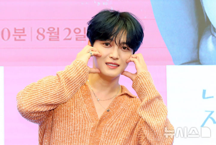 [서울=뉴시스] 김혜진 기자 = 배우 김재중이 2일 오전 서울 마포구 스탠포드호텔에서 열린 MBN 새 금토드라마 '나쁜 기억 지우개' 제작발표회에서 포즈를 취하고 있다. 2024.08.02. jini@newsis.com