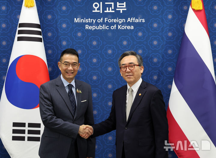 [서울=뉴시스] 배훈식 기자 = 조태열 외교부 장관이 2일 오전 서울 종로구 외교부에서 열린 한-태국 외교장관 회담에 앞서 마릿 싸응이얌퐁 태국 외교장관과 기념촬영을 하고 있다. 2024.08.02. dahora83@newsis.com