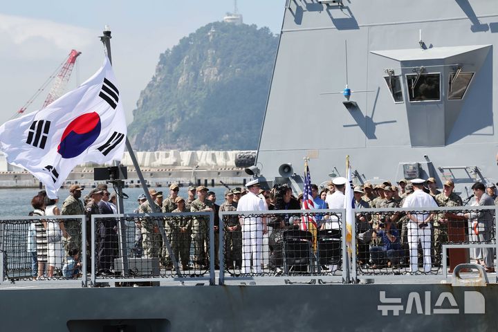 [부산=뉴시스] 하경민 기자 = 주한미해군사령부 진급식이 열린 2일 부산 남구 해군작전사령부 부산작전기지 부두에 정박 중인 신형 호위함 '경남함'(FFG-Ⅱ)에서 미 장교들이 진급 소감을 밝히고 있다.    대한민국 해군 함정에서 열린 미 해군 진급식은 한미 동맹 71년 역사상 이번이 최초다. 2024.08.02. yulnetphoto@newsis.com