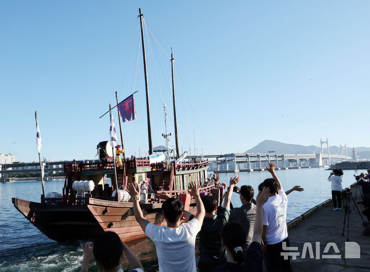 [부산=뉴시스] 하경민 기자 = 국립해양유산연구소가 2018년 복원한 조선통신사선이 31일 오전 부산 남구 용호별빛공원에서 일본을 향해 출항하고 있다.    이날 출항한 조선통신사선은 오는 8월29일까지 조선시대 한일 교류 첨병 역할을 한 조선통신사의 11차 사행 항로(부산~대마도~이키~아이노시마~시모노세키)를 재현하며, 이는 1763~1764년 계미 사행 이후 260년 만에 일본 본토에 입항하는 것이다. 2024.07.31. yulnetphoto@newsis.com