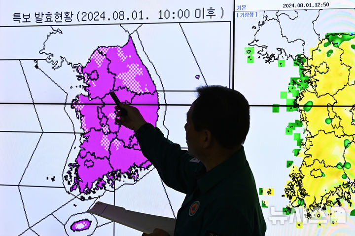 [수원=뉴시스] 김종택 기자 = '한증막' 더위가 이어지고 있는 1일 경기도 수원시 권선구 수도권기상청에서 예보관이 전국에 발효된 폭염 특보 현황을 살펴보고 있다. 2024.08.01. jtk@newsis.com