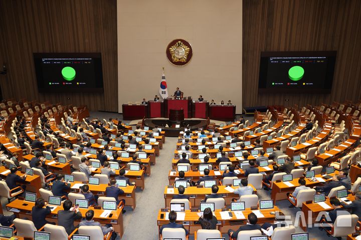 [서울=뉴시스] 조성봉 기자 = 2일 오후 서울 여의도 국회에서 열린 제416회(임시회) 제2차 본회의에서 의사일정 변경동의의 건 (방송통신위원회 이진숙 탄핵소추안 추가상정)이 재적 300인 중 재석 188인, 찬성 188인으로 통과되고 있다. 2024.08.02. suncho21@newsis.com