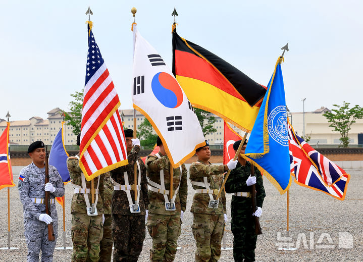 [서울=뉴시스] 사진공동취재단 = 2일 경기 평택 미군기지(캠프 험프리스)유엔사 연병장에서 열린 독일의 유엔군사령부 가입 기념식에서 독일 국기가 미국, 한국, 유엔기와 함께 바람에 펄럭이고 있다.  2024.08.02. photo@newsis.com