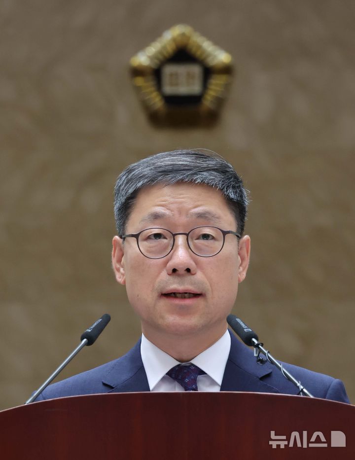 [서울=뉴시스] 사진공동취재단 = 노경필 신임 대법관이 2일 서울 서초구 대법원에서 열린 대법관 취임식에서 취임사를 하고 있다. 2024.08.02. photo@newsis.com