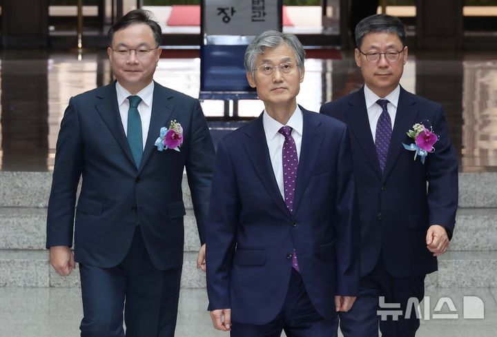 [서울=뉴시스] 사진공동취재단 = 조희대(가운데) 대법원장과 노경필·박영재 신임 대법관이 2024년 8월 2일 서울 서초구 대법원에서 열린 대법관 취임식에 입장하고 있다. 2026.07.10. photo@newsis.com