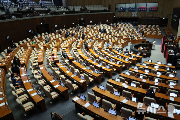 [서울=뉴시스] 권창회 기자 = 임이자 국민의힘 의원이 2일 오후 서울 여의도 국회에서 열린 제416회(임시회) 제2차 본회의에서 노동조합 및 노동관계조정법 일부개정법률안(노란봉투법)에 대한 필리버스터(무제한토론)를 시작하자 야당 의원들이 퇴장하고 있다. 2024.08.02. kch0523@newsis.com