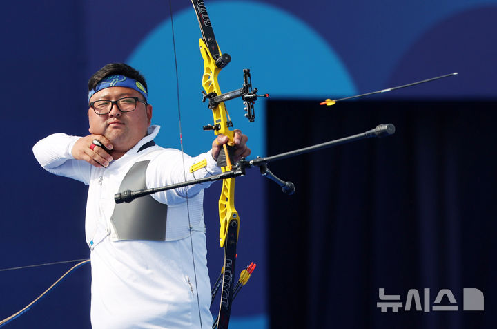 [파리=뉴시스] 김진아 기자 = 김우진이 2일(현지시각) 프랑스 파리 레쟁발리드에서 열린 2024 파리 올림픽 양궁 혼성 단체 16강 대만과의 경기에서 활을 쏘고 있다. 2024.08.02. bluesoda@newsis.com