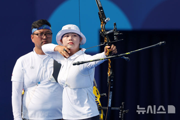 [파리=뉴시스] 김진아 기자 = 임시현이 2일(현지시각) 프랑스 파리 레쟁발리드에서 열린 2024 파리 올림픽 양궁 혼성 단체 16강 대만과의 경기에서 활을 쏘고 있다. 2024.08.02. bluesoda@newsis.com