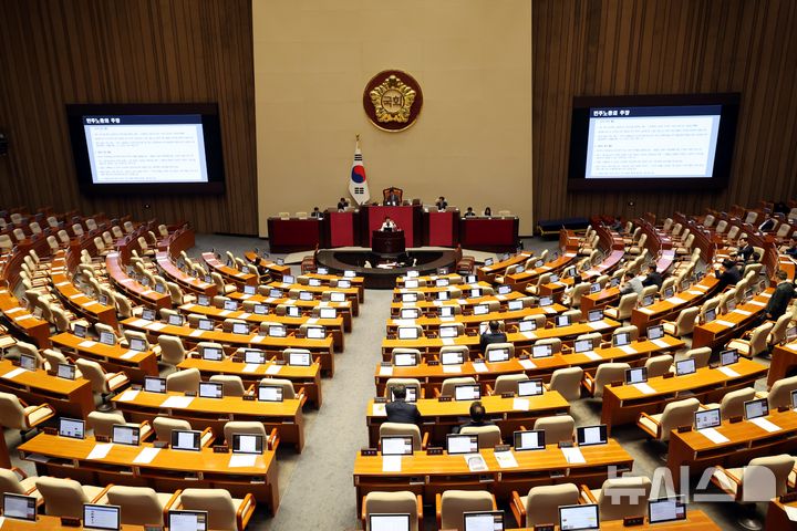 [서울=뉴시스] 조성봉 기자 = 임이자 국민의힘 의원이 지난 2일 오후 서울 여의도 국회에서 열린 제416회(임시회) 제2차 본회의에서 노동조합 및 노동관계조정법 일부개정법률안(노란봉투법)에 대한 필리버스터(무제한토론)를 하고 있다. 2024.08.02. suncho21@newsis.com