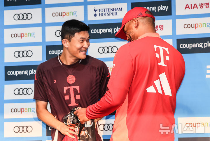 [서울=뉴시스] 김근수 기자 = 뱅상 콩파니 FC 바이에른 뮌헨 감독과 김민재가 2일 서울 마포구 상암월드컵 경기장에서 쿠팡플레이 시리즈 2경기 토트넘 홋스퍼 대 FC 바이에른 뮌헨의 경기를 앞두고 열린 프리매치 기자회견에서 이야기를 나누고 있다. 2024.08.02. ks@newsis.com