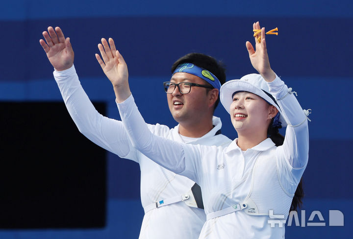 [파리=뉴시스] 김진아 기자 = 김우진과 임시현이 2일(현지시각) 프랑스 파리 레쟁발리드에서 열린 2024 파리 올림픽 양궁 혼성 단체 16강 대만과의 경기에서 승리하며 8강 진출을 확정한 뒤 밝은 표정으로 관중들을 향해 인사하고 있다. 2024.08.02. bluesoda@newsis.com