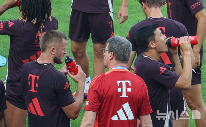 [서울=뉴시스] 김근수 기자 = FC 바이에른 뮌헨 김민재와 수비수 에릭 다이어가 지난해 8월2일 서울 마포구 상암월드컵 경기장에서 쿠팡플레이 시리즈 2경기 토트넘 홋스퍼 대 FC 바이에른 뮌헨의 경기를 앞두고 열린 오픈 트레이닝에서 훈련 중간에 물을 마시고 있다. 2024.08.02. ks@newsis.com