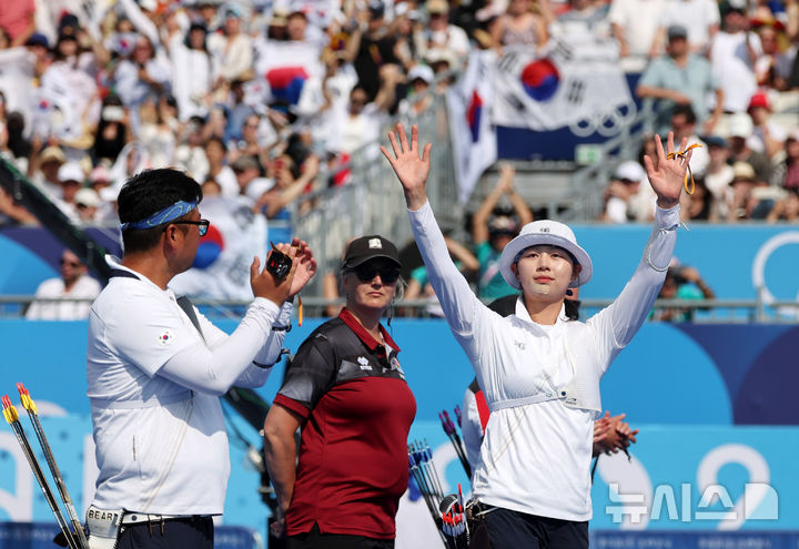 [파리=뉴시스] 김진아 기자 = 임시현이 2일(현지시각) 프랑스 파리 레쟁발리드에서 열린 2024 파리 올림픽 양궁 혼성 단체 결승 독일과의 경기 시작에 앞서 인사하고 있다. 2024.08.02. bluesoda@newsis.com