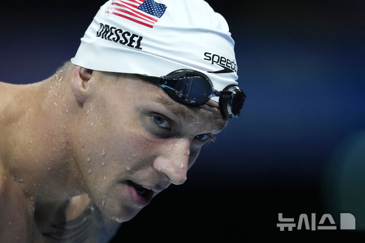 [파리=AP/뉴시스] 마이클 펠프스 다음 '수영 황제'로 불리는 케일럽 드레슬(27·미국)이 하루 만에 개인전 두 종목에서 탈락하며 눈물을 흘렸다. 사진은 드레슬이 3일(한국시각) 프랑스 파리 라데팡스 수영장에서 열린 2024 파리 올림픽 수영 경영 남자 자유형 50m 결승에서 21초61로 6위에 그친 후 모습. 2024.08.03. 
