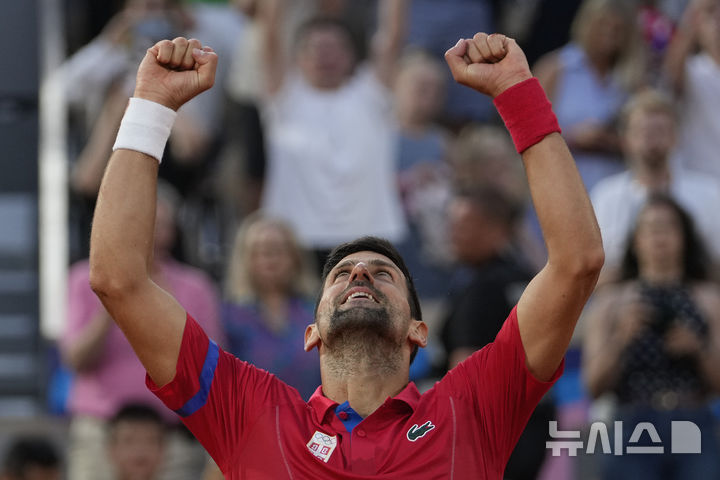 [파리=AP/뉴시스] 노바크 조코비치(2위·세르비아)가 2일(현지시각) 프랑스 파리의 스타드 롤랑가로스에서 열린 2024 파리올림픽 테니스 남자 단식 준결승에서 로렌초 무세티(16위·이탈리아)를 꺾고 환호하고 있다. 조코비치가 2-0(6-4 6-2)으로 이기고 결승에 올라 카를로스 알카라스(3위·스페인)와 금메달을 다툰다. 2024.08.03.