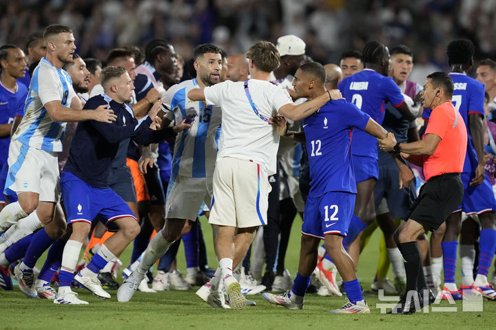 [보르도=AP/뉴시스] 2024 파리 올림픽 남자 축구 8강 직후 충돌한 아르헨티나와 프랑스. 2024. 8. 2.