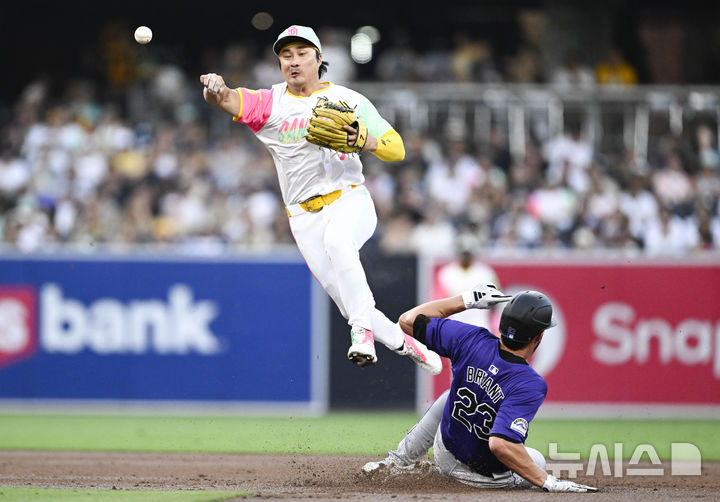 [샌디에이고=AP/뉴시스] 메이저리그(MLB) 샌디에이고 파드리스 김하성이 3일(한국시각) 미국 캘리포니아주 샌디에이고 펫코파크에서 열린 2024 MLB 콜로라도 로키스와 경기에서 1루에 공을 던지고 있다. 2024.08.03.