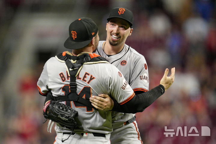 [신시내티=AP/.뉴시스] 샌프란시스코 자이언츠 블레이크 스넬이 3일(한국시각) 미국 오하이오주 신시내티 그레이트 아메리칸볼파크에서 열린 2024 MLB 신시내티 레즈와 경기에 선발 등판해 9이닝 무피안타 3볼넷 11탈삼진 무실점을 기록, 개인 통산 첫 노히트 노런을 달성했다. 2024.08.03