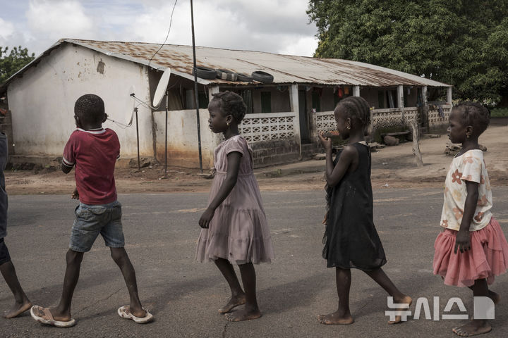 [신테트=AP/뉴시스] 2024년 7월26일 감비아 신테트의 한 거리를 걷는 아이들의 모습. 2025.8.13
