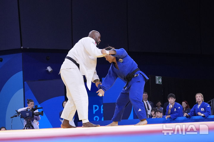 [파리=AP/뉴시스] 한국 유도 대표팀 이준환이 3일(한국시각) 프랑스 파리 샹드마르스 경기장에서 열린 2024 파리 올림픽 유도 혼성 단체 8강전에서 프랑스의 테디 리네르와 경기하고 있다. 2024.08.03.