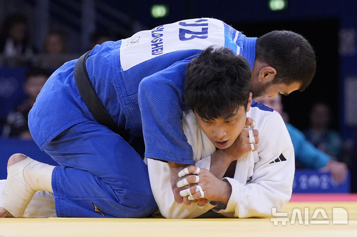 [파리=AP/뉴시스] 유도 국가대표 안바울이 3일(한국시각) 프랑스 파리 샹 드 마르스 아레나에서 열린 '2024 파리올림픽'에서 열린 혼성 단체 패자부활전에서 율다셰프 무로존(우즈베키스탄)과 경기를 펼치고 있다. 2024.08.03.