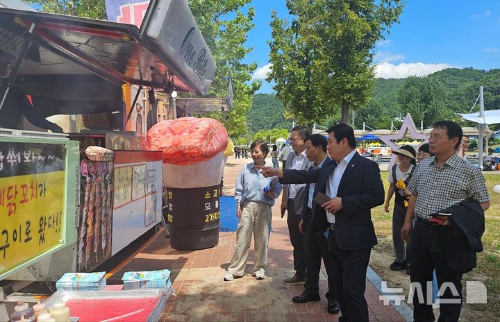 [합천=뉴시스]경남도 곽근석(오른쪽서 두 번째) 도시주택국장이 2일 합천 정양레포츠공원에서 개막한 ‘합천 바캉스 축제’ 현장을 찾아 외식업소 물가 지도·점검 활동을 하고 있다.(사진=경남도 제공)2024.08.03. photo@newsis.com