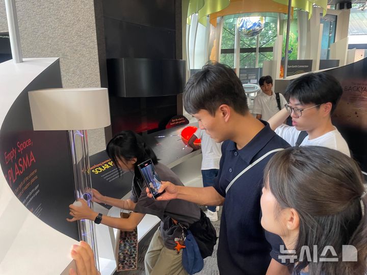 [창원=뉴시스]미국 타우슨대학교 해외연수단으로 참여한 경상남도 대학생들이 나사 핵심 연구기관인 나사 고다드우주비행센터 홍보관을 둘러보고 있다. (사진=경남도 제공)2024.08.03.  photo@newsis.com