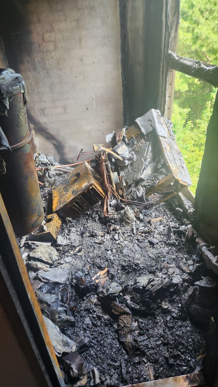 [부산=뉴시스] 3일 오전 부산 수영구의 한 아파트 6층 에어컨 실외기실에서 불이났다. (사진=부산소방재난본부 제공) 2024.08.03. photo@newsis.com *재판매 및 DB 금지