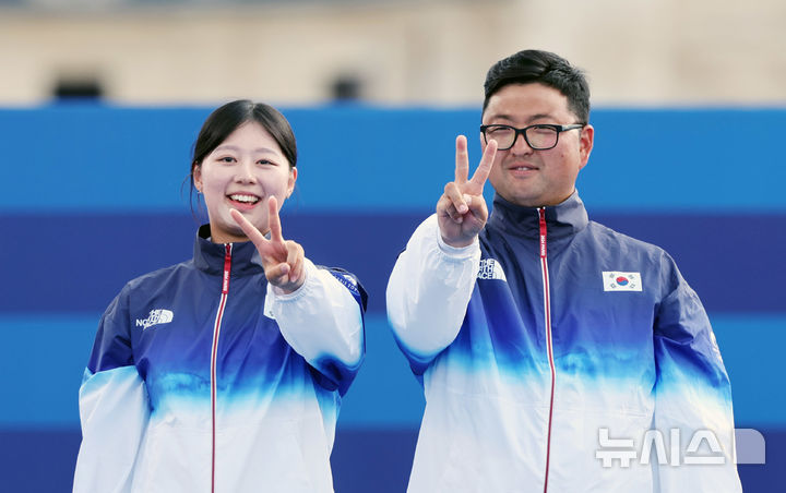 [파리=뉴시스] 김진아 기자 = 김우진-임시현이 지난 2일(현지시각) 프랑스 파리 레쟁발리드에서 열린 2024 파리 올림픽 양궁 혼성 단체 시상식에서 올림픽 2연패를 의미하는 세리머니를 하고 있다. 2024.08.03. bluesoda@newsis.com