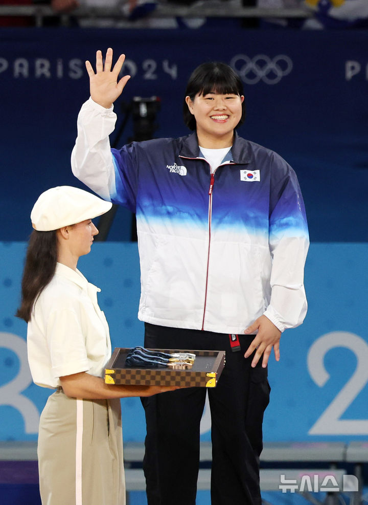 [파리=뉴시스] 김진아 기자 = 김하윤이 2일(현지시간) 프랑스 파리 아레나 샹드마르스에서 열린 2024 파리올림픽 유도 여자 78kg 이상급 시상식에서 동메달을 수여 받기 전 밝은 표정으로 인사하고 있다. 2024.08.03. bluesoda@newsis.com