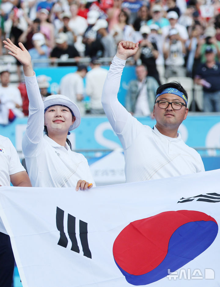 [파리=뉴시스] 김진아 기자 = 김우진-임시현이 2일(현지시각) 프랑스 파리 레쟁발리드에서 열린 2024 파리 올림픽 양궁 혼성 단체 결승 독일과의 경기에서 승리하며 금메달을 확정한 기뻐하고 있다. 2024.08.03. bluesoda@newsis.com