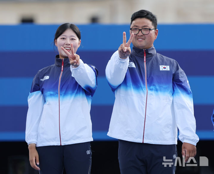 [파리=뉴시스] 김진아 기자 = 김우진-임시현이 지난 2일(현지시각) 프랑스 파리 레쟁발리드에서 열린 2024 파리 올림픽 양궁 혼성 단체 시상식에서 올림픽 2연패를 의미하는 세리머니를 하고 있다. 2024.08.03. bluesoda@newsis.com