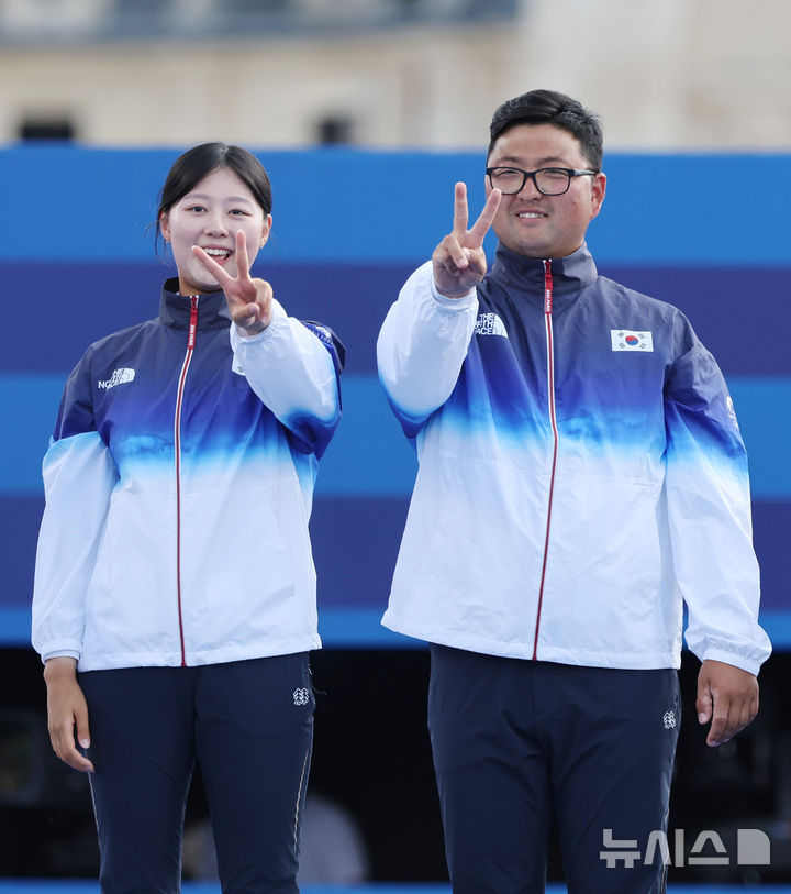 [파리=뉴시스] 김진아 기자 = 김우진-임시현이 2일(현지시각) 프랑스 파리 레쟁발리드에서 열린 2024 파리 올림픽 양궁 혼성 단체 시상식에서 올림픽 2연패를 의미하는 세리머니를 하고 있다. 2024.08.03. bluesoda@newsis.com