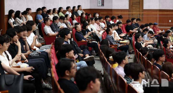 [서울=뉴시스] 김선웅 기자 = 3일 서울 강남구 세텍에서 제35대 경기도의사회 개최 전공의·교수 대상 제1차 개원 준비 설명회에서 참석 의사들이 관련 내용 설명을 듣고 있다. 2024.08.03. mangusta@newsis.com