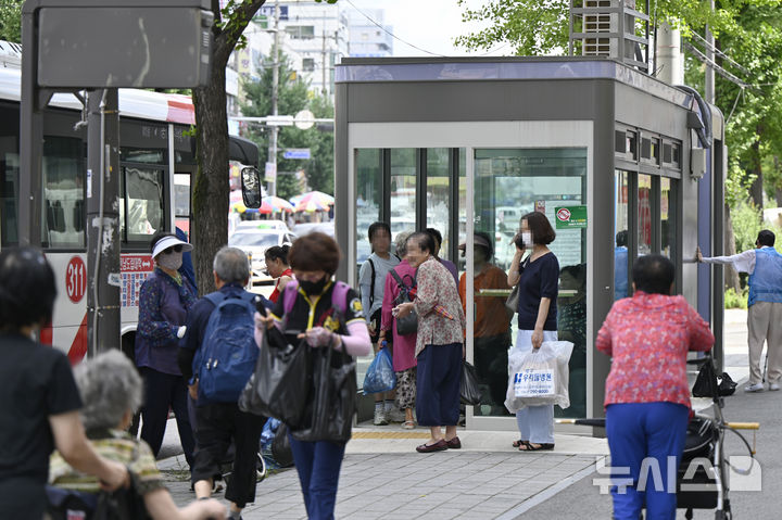 [광주=뉴시스] 박기웅 기자 = 2일 오후 광주 북구 두암동 말바우시장(동) 정류장 스마트쉘터가 더위를 피해 버스를 기다리려는 시민들로 북적이고 있다. 2024.08.02. pboxer@newsis.com