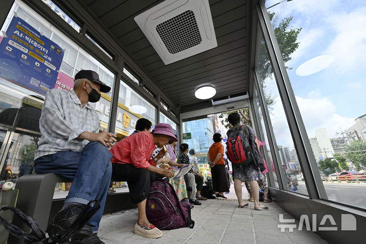 [광주=뉴시스] 박기웅 기자 = 2일 오후 광주 북구 두암동 말바우시장(동) 정류장에 설치된 스마트쉘터가 버스를 기다리는 시민들로 붐비고 있다. 2024.08.02. pboxer@newsis.com