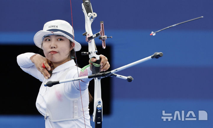 [파리=뉴시스] 최동준 기자 = 남수현이 3일(현지시각) 프랑스 파리 레쟁발리드에서 열린 2024 파리 올림픽 양궁 개인전 준결승 프랑스 리사 바벨린과의 경기에서 활을 쏘고 있다. 2024.08.03. photocdj@newsis.com