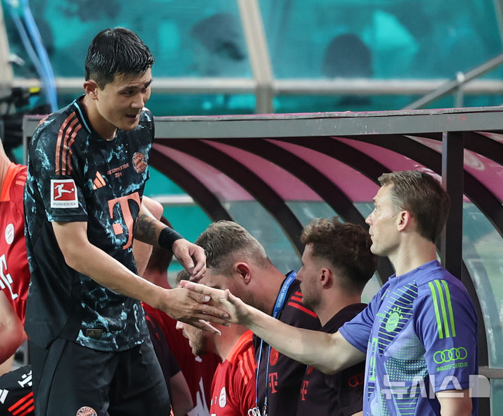 [서울=뉴시스] 김근수 기자 = 바이에른 뮌헨 김민재가 지난 3일 서울 마포구 서울월드컵경기장에서 열린 쿠팡플레이 시리즈 2경기 토트넘 홋스퍼와 FC바이에른 뮌헨의 경기 후반 교체 아웃되고 마누엘 노이어와 인사를 나누고 있다. 2024.08.03. ks@newsis.com