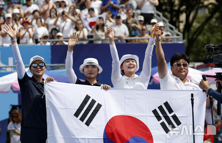 [파리=뉴시스] 최동준 기자 = 3일(현지시각) 프랑스 파리 레쟁발리드에서 열린 2024 파리 올림픽 양궁 개인전에서 금메달을 획득한 임시현과 은메달을 획득한 남수현이 관중들을 향해 인사하고 있다. 2024.08.03. photocdj@newsis.com