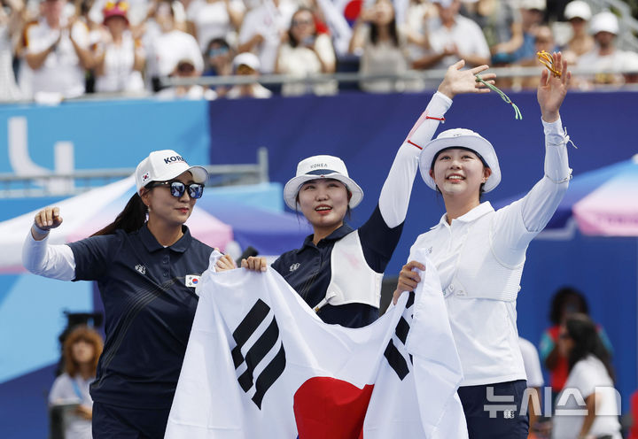 [파리=뉴시스] 최동준 기자 = 3일(현지시각) 프랑스 파리 레쟁발리드에서 열린 2024 파리 올림픽 양궁 개인전에서 금메달을 획득한 임시현과 은메달을 획득한 남수현이 관중들을 향해 인사하고 있다. 2024.08.03. photocdj@newsis.com