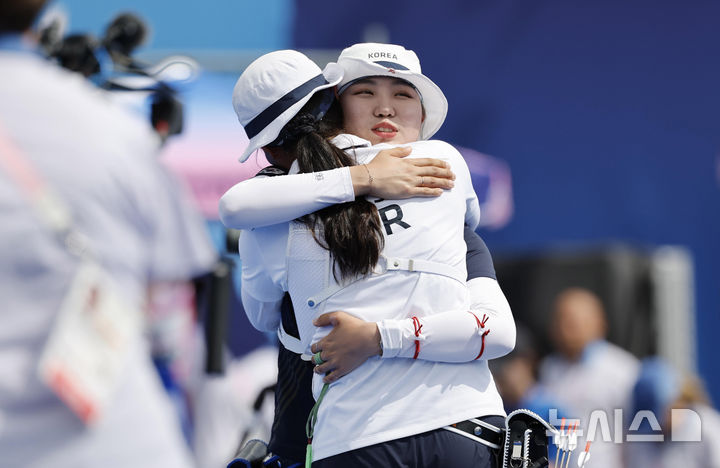 [파리=뉴시스] 최동준 기자 = 3일(현지시각) 프랑스 파리 레쟁발리드에서 열린 2024 파리 올림픽 양궁 개인전에서 금메달을 획득한 임시현과 은메달을 획득한 남수현이 포옹하며 서로를 격려하고 있다. 2024.08.03. photocdj@newsis.com