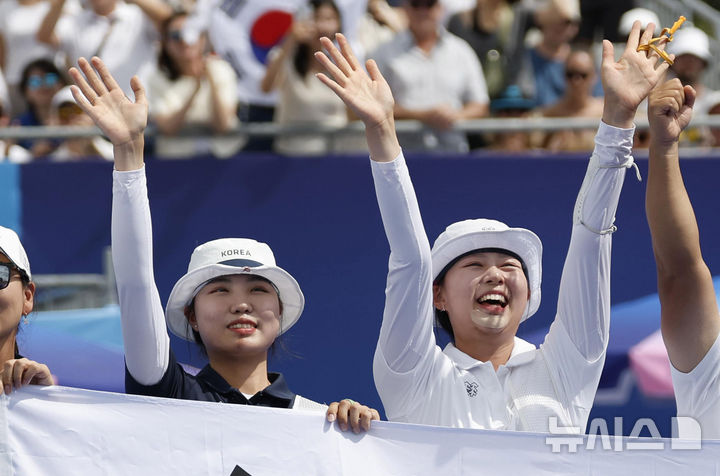 [파리=뉴시스] 최동준 기자 = 3일(현지시각) 프랑스 파리 레쟁발리드에서 열린 2024 파리 올림픽 양궁 개인전에서 금메달을 획득한 임시현과 은메달을 획득한 남수현이 관중들을 향해 인사하고 있다. 2024.08.03. photocdj@newsis.com