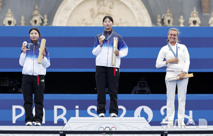 [파리=뉴시스] 최동준 기자 = 3일(현지시각) 프랑스 파리 레쟁발리드에서 열린 2024 파리 올림픽 양궁 개인전 시상식에서 임시현과 남수현이 각각 금메달과 은메달을 목에 걸고 포즈를 취하고 있다. 2024.08.03. photocdj@newsis.com